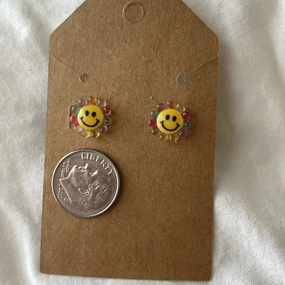 Smiley Flower‎ Stud Earrings - Picture 3 of 5